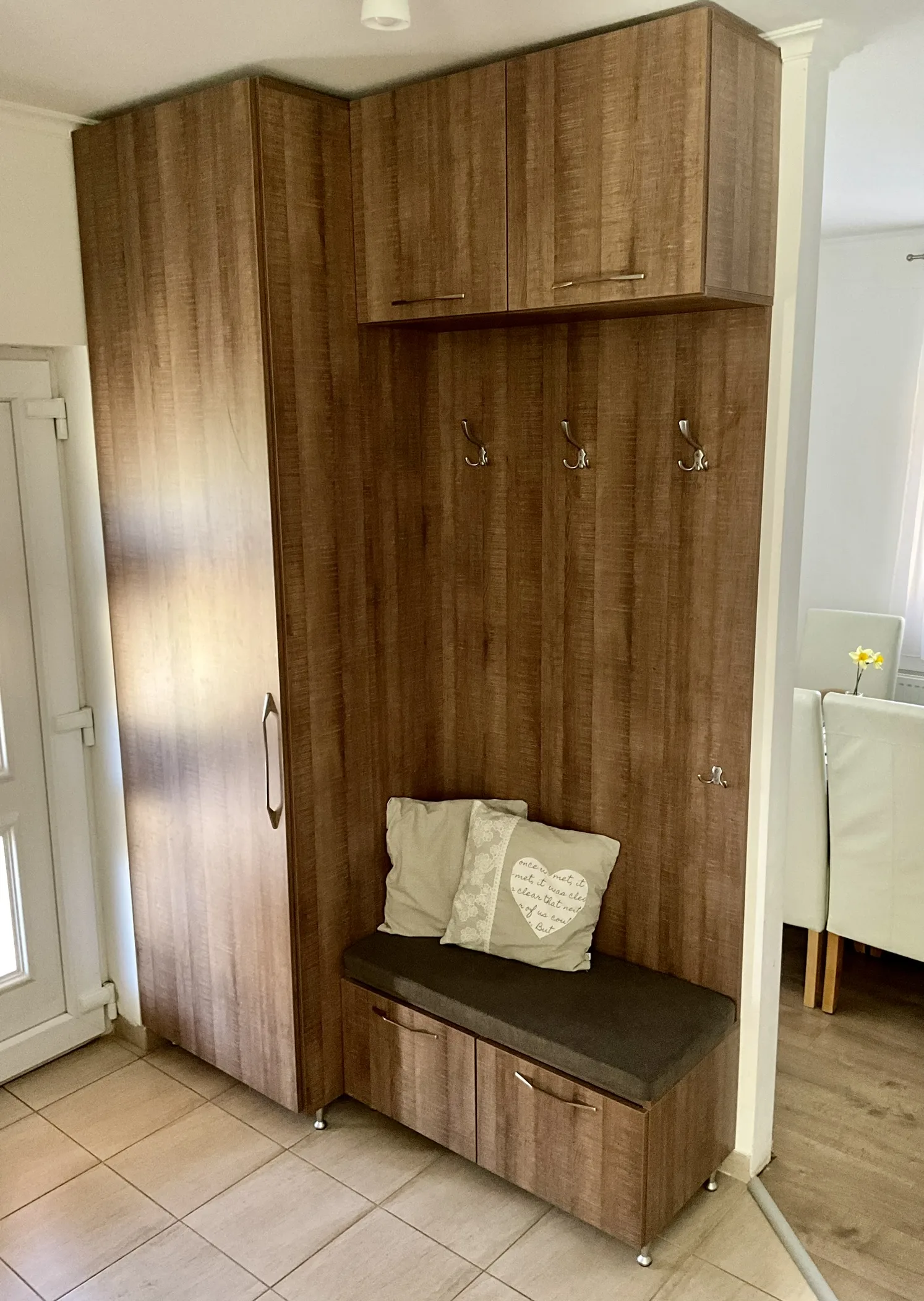 Gardróbok és nappali bútorok